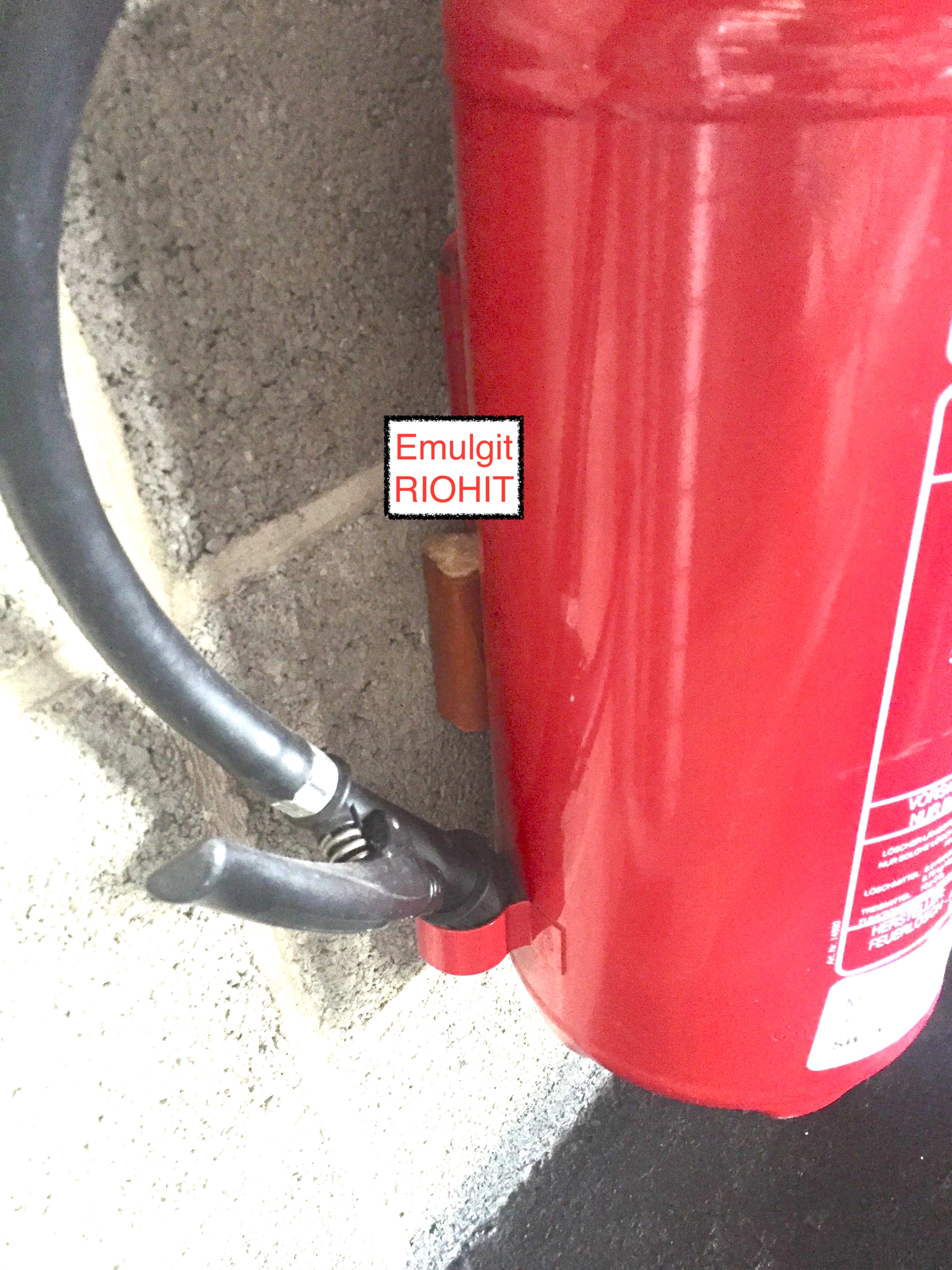 Hinter einem Feuerlöscher versteckter Sprengstoff (RIOHIT) im Such-Training